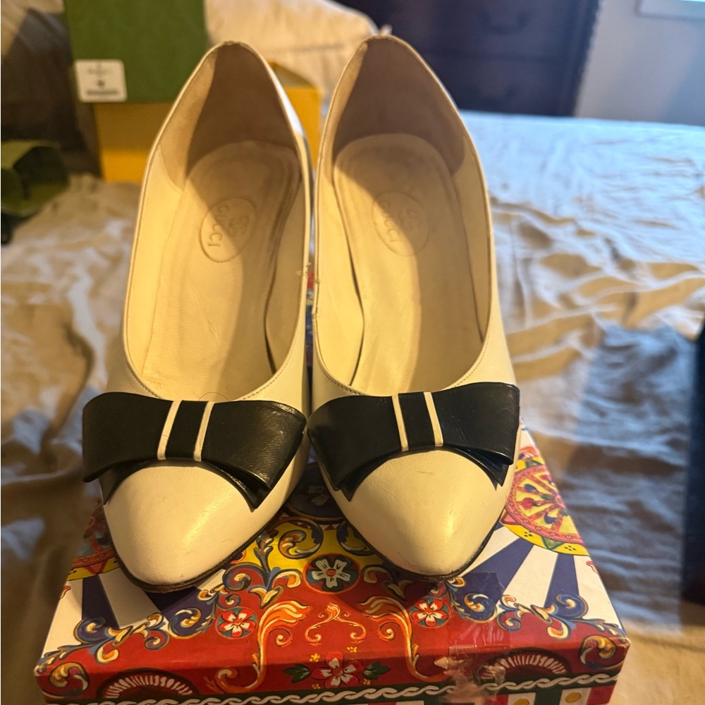 Gucci  White and Black Heels with Classic Elegance
